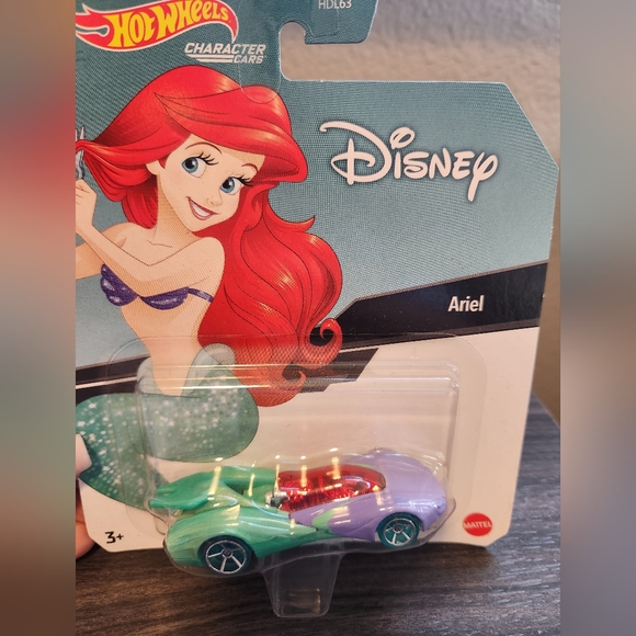 Ariel and Sebastian Hot Wheels set - Picture 5 of 8